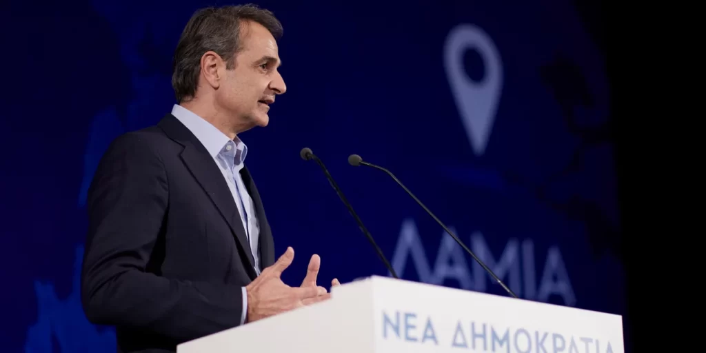 Κατάμεστο από κόσμο το Δημοτικό θέατρο Λαμίας στην ομιλία του Κυριάκου Μητσοτάκη