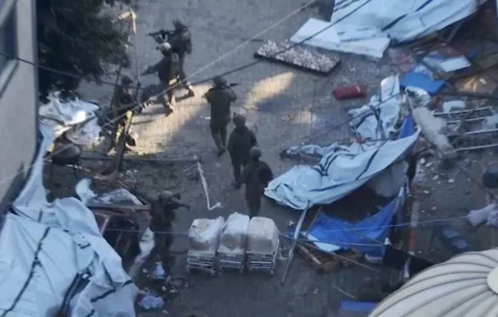 Εκκένωση του νοσοκομείου Αλ Σίφα διέταξε ο ισραηλινός στρατός – Εκατοντάδες άνθρωποι απομακρύνονται πεζή