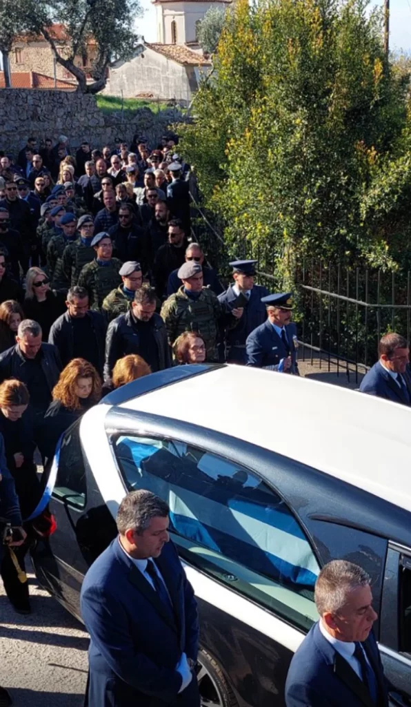 Συντριβή αεροσκάφους στην Καλαμάτα: Το τελευταίο αντίο στον επισμηναγό Κωστέα