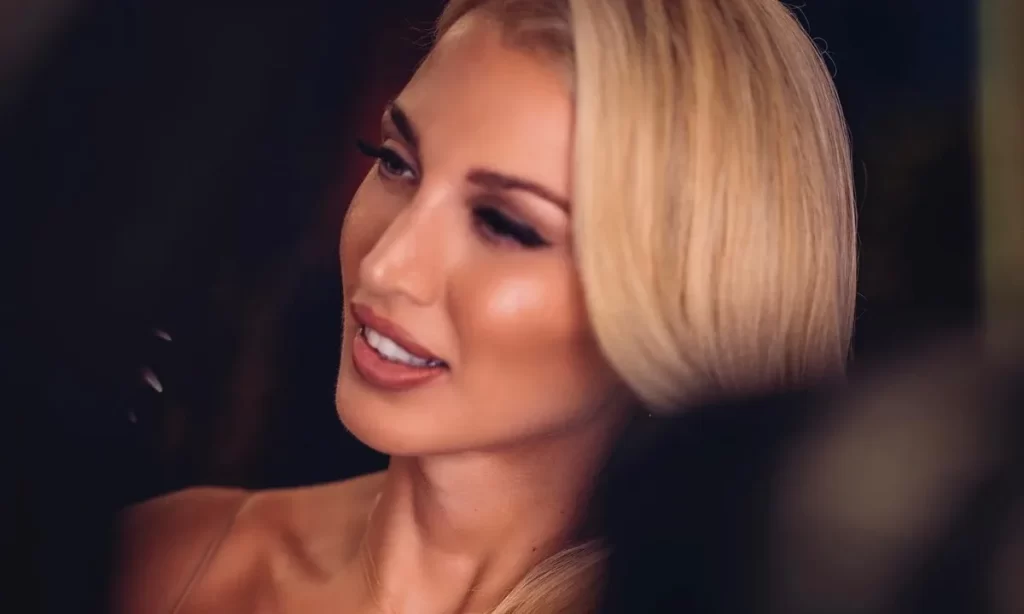 Σπυροπούλου: Εντυπωσίασε με μίνι sparkle φόρεμα και ασημί παντελόνι