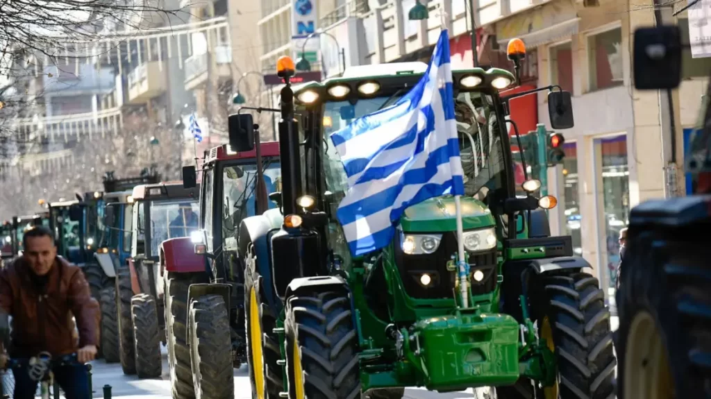Λάρισα: Στην κεντρική πλατεία έφτασαν οι αγρότες με τα τρακτέρ – Δείτε βίντεο