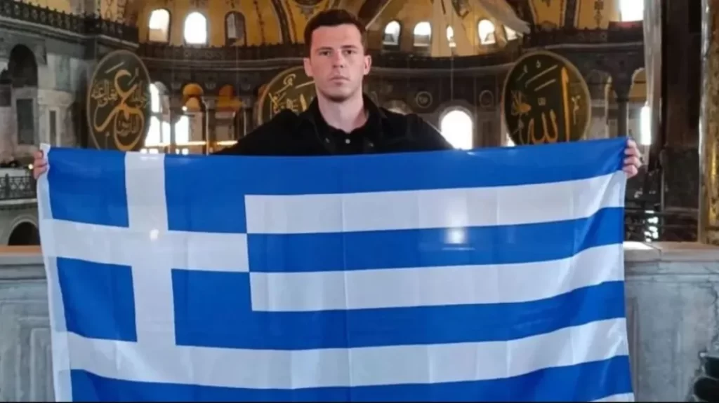 Έλληνας άνοιξε τη σημαία στην Αγία Σοφία και έγραψε «Αγαπημένη μου Πόλη, για πάντα Ελληνική»