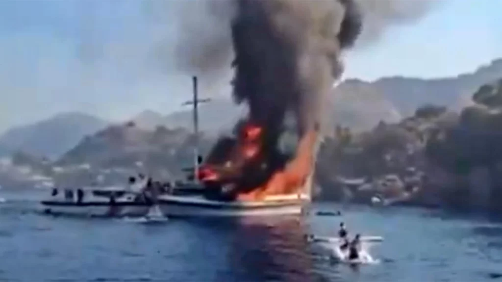 Bυθίστηκε τουριστικό σκάφος που έπιασε φωτιά στη Μαρμαρίδα