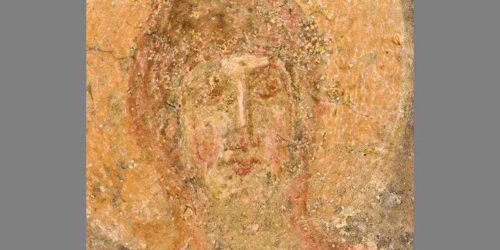 Εμφανίστηκε σπάνια τοιχογραφία της Παναγίας σε βυζαντινό ναό της Νάξου , που χρονολογείται πριν από την Εικονομαχία (726-842 μ.Χ.) και η οποία θεωρείται σπάνια