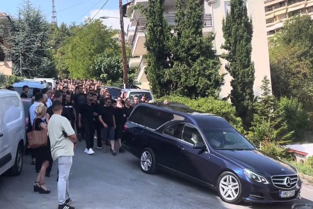 Σπαραγμός στην κηδεία του 19χρονου