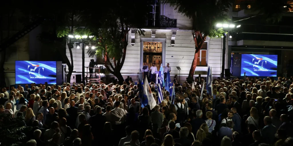 Ξεκίνησε το street πάρτι της ΝΔ στη Ρηγίλλης -Live η ομιλία Μητσοτάκη