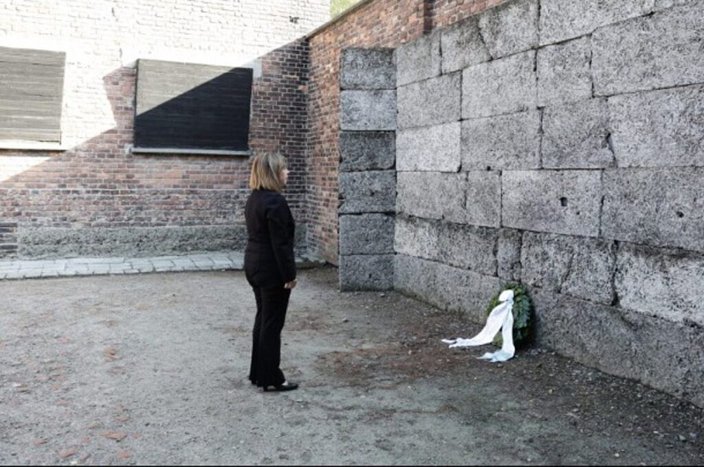 Η Πρόεδρος της Δημοκρατίας Κ.Σακελλαροπούλου στο Αουσβιτς