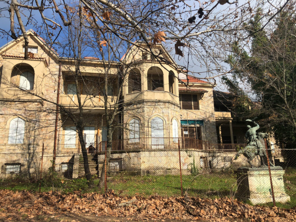 Διθεματικό Μουσείο Αγροκτηνοτροφικής Παραγωγής και Βασιλικών Αυτοκινήτων στο π. βασιλικό κτήμα στο Τατόι