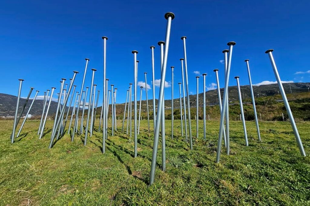 Τέμπη : Κατέστρεψαν το συμβολικό έργο για την μνήμη των 58 θυμάτων