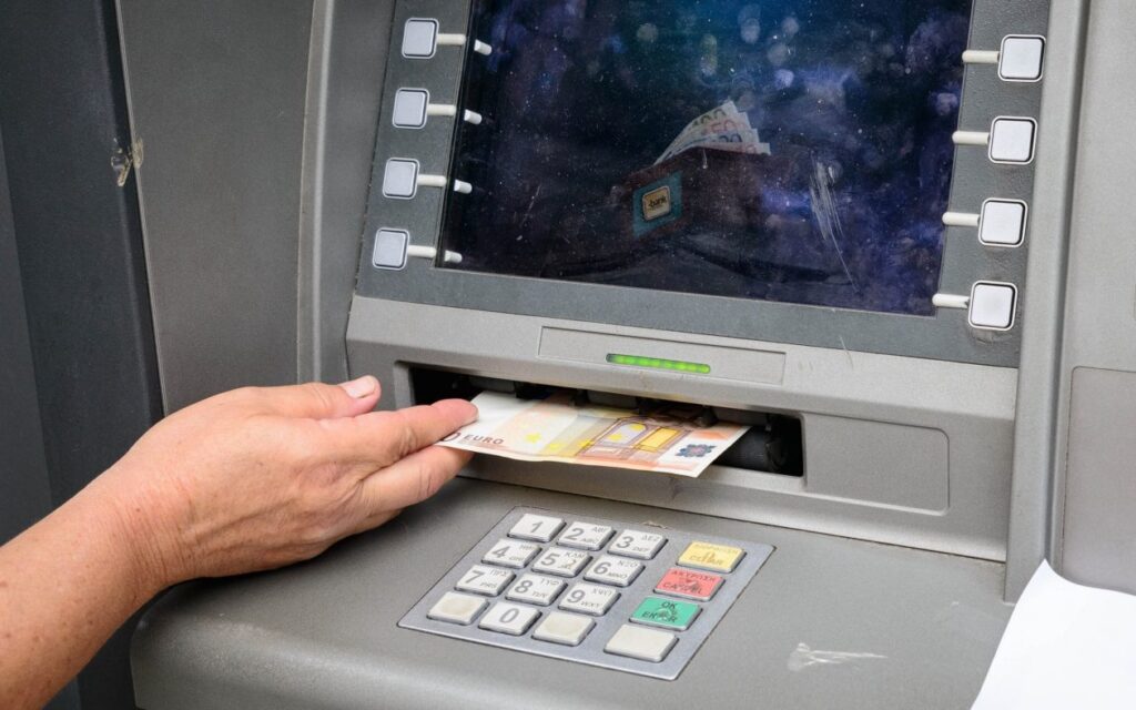 Πριν εισάγετε την κάρτα σας σε ένα ΑΤΜ ελέγξτε ένα πράγμα
