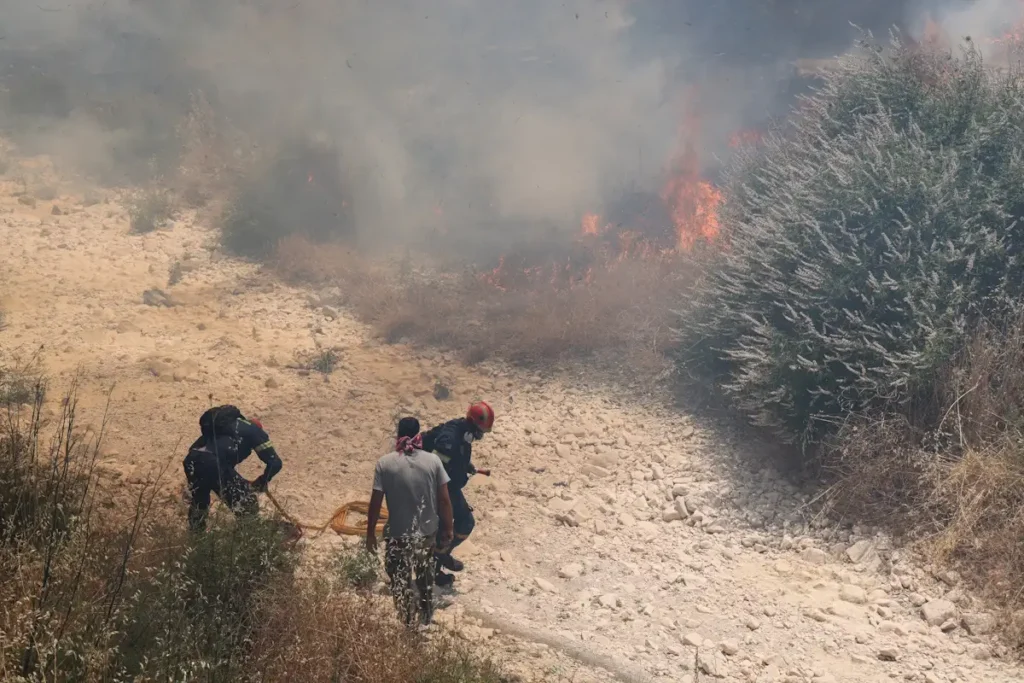 Τεράστια πυρκαγιά στη Χίο – Εκκενώσεις, ενισχύσεις και ύποπτο εμπρηστικό σχέδιο