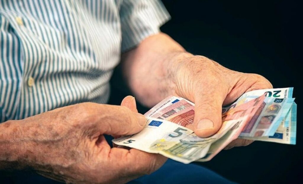 Επικουρικές συντάξεις: Ποιοι δικαιούνται προσαύξηση έως 300 ευρώ το μήνα και ποιοι θα την λάβουν αναδρομικά