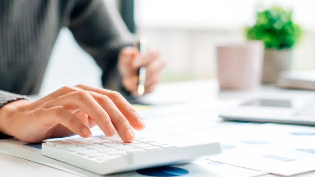 Τέλος οι φορολογικές δηλώσεις: Η εφορία θα τις υποβάλλει μόνη της από το 2027