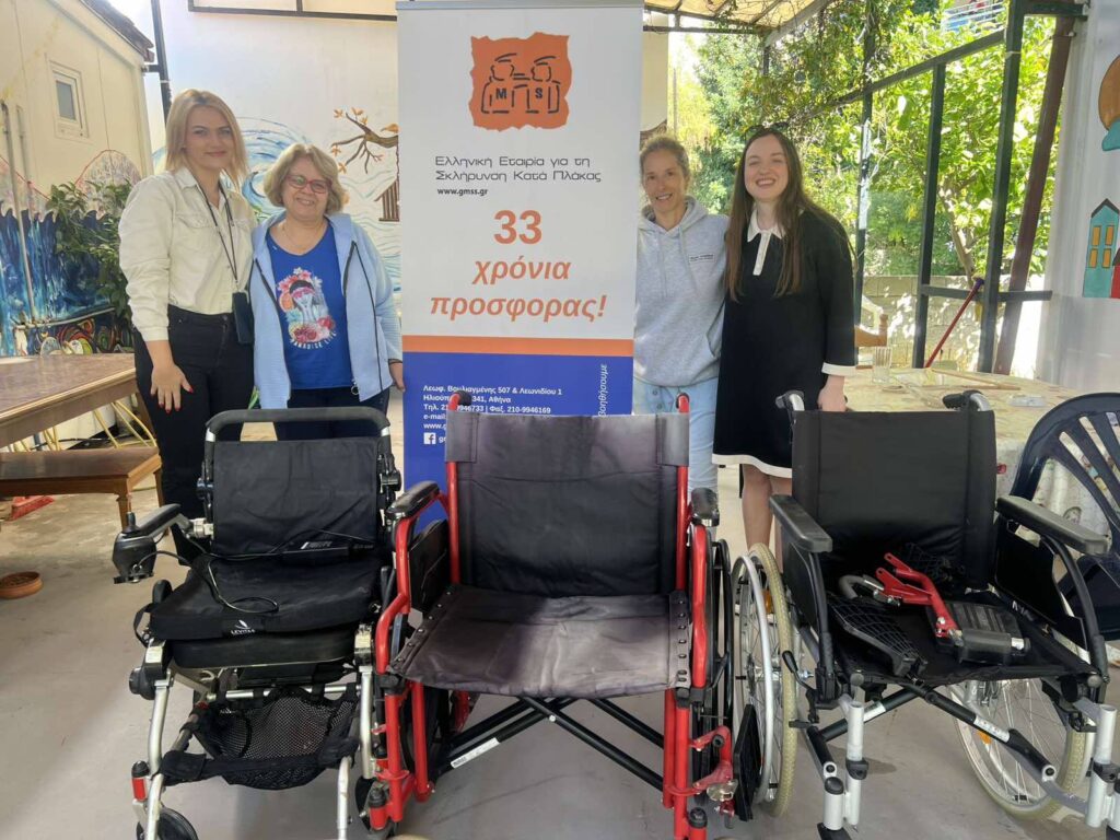 Παράδοση τριών αμαξιδίων στην Ελληνική Εταιρεία Σκλήρυνσης Κατά Πλάκας από τον οργανισμό Ποσειδωνία- Δράσεις για τις Ευάλωτες Ομάδες και τον Σύλλογο «Εθελοντούμε»