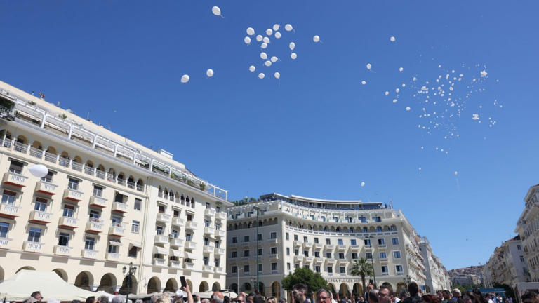 Θεσσαλονίκη: Λευκά μπαλόνια για τα θύματα τροχαίων