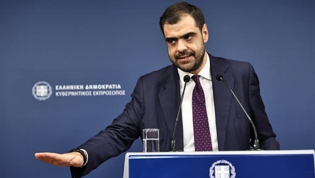 Πρωτοφανής λεκτική επίθεση και απειλές για νομικές διώξεις του κυβερνητικού εκπροσώπου, κατά δημοσιογράφου